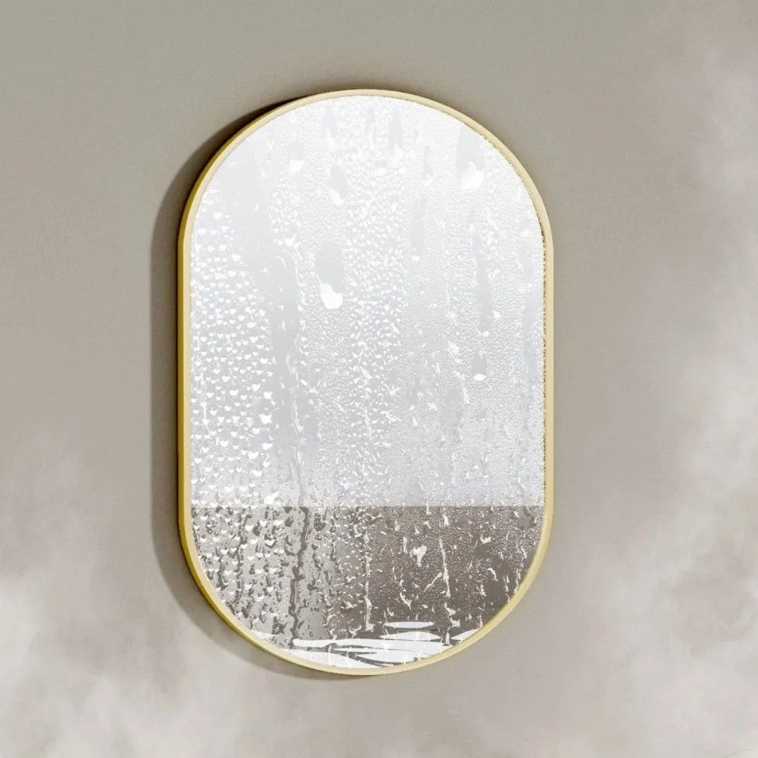 Ovaler Emke Badspiegel 60x80 cm mit goldfarbenem Metallrahmen an der Wand, teilweise beschlagen.