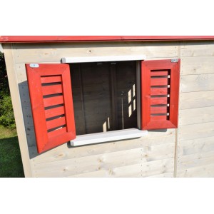 Detailansicht Fenster mit roten Fensterläden am Kinderspielhaus Elefant von Wendi Toys.