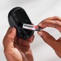 Einsetzen einer Energizer AA Batterie in eine Computermaus. Energizer Alkaline Batterien für Geräte.