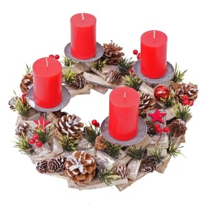 Adventskranz aus Holz mit 4 roten Kerzen, Kugeln und Zapfen als Weihnachtsdekoration.