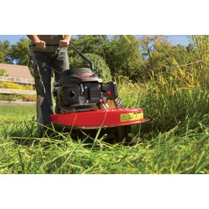 MTD Wiesenmäher WST 5522 in Aktion: rot, schwarz, ideal für hohes Gras und unebenes Gelände.