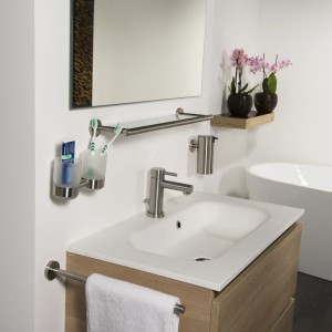 Tiger Badablage Boston mit Glas, Edelstahl gebürstet, Teil einer Badezimmerausstattung.