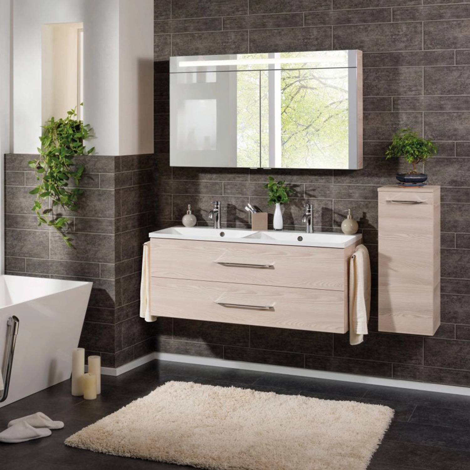 Fackelmann Doppelwaschtisch B.clever 120 cm Esche mit Unterschrank und Spiegelschrank im Badezimmer.