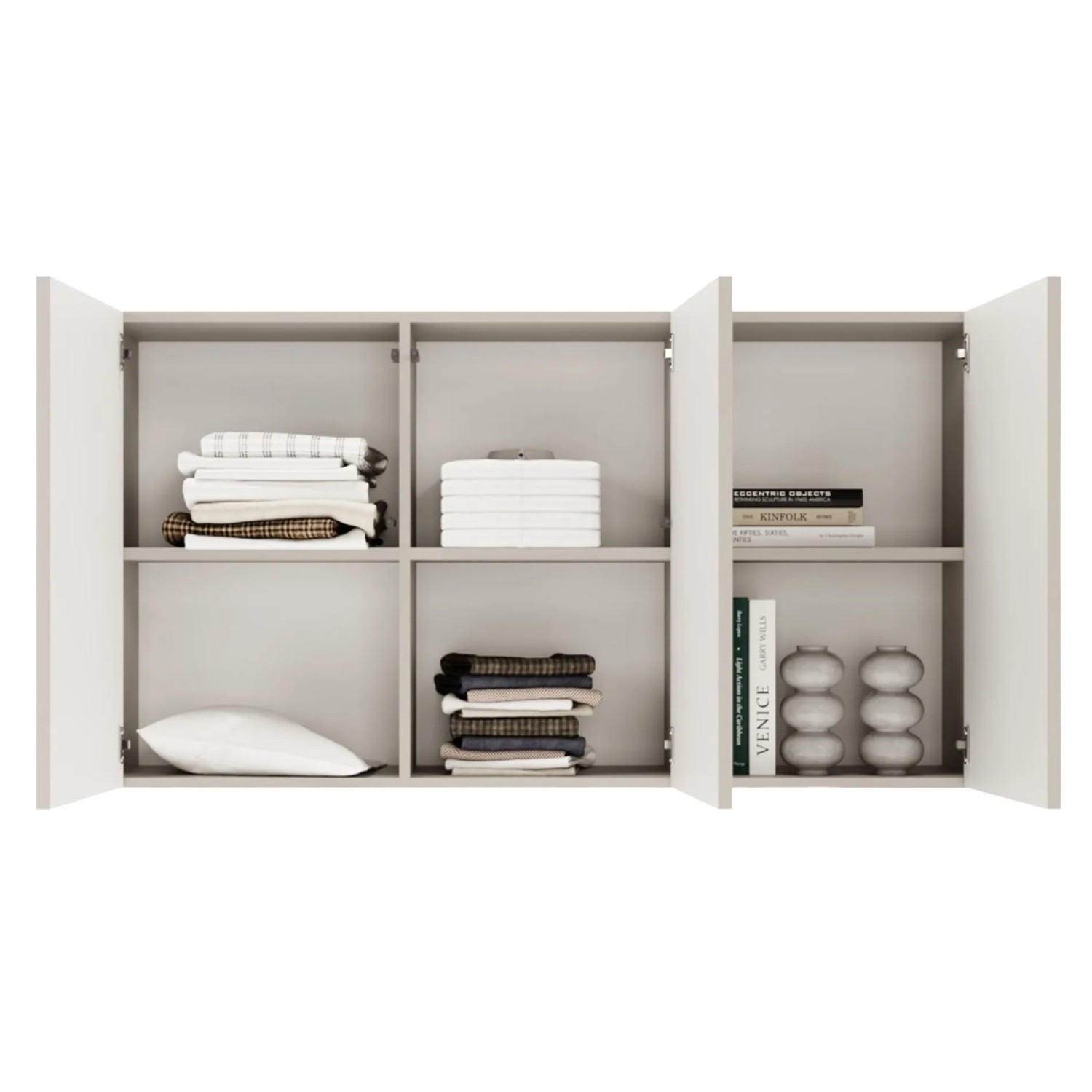 Graubeiges Selsey Sideboard Arkadia, dreitürig, offene Fächer mit Textilien und Büchern. Kommode mit Stauraum.