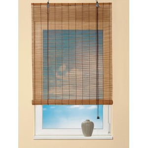 Bambus-Raffrollo in Dunkle Eiche, 80x160 cm, vor Fenster mit blauem Himmel.