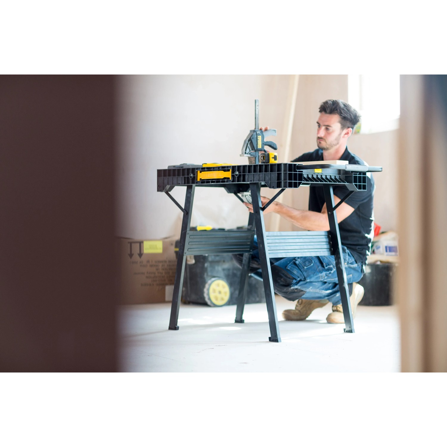 Stanley FatMax Werkbank klappbar mit Handwerker bei der Arbeit.