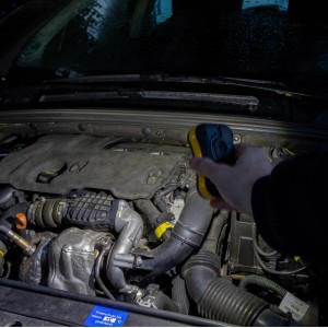 LED's Work Handleuchte leuchtet in einen Motorraum, ideal für Reparaturen und Inspektionen.