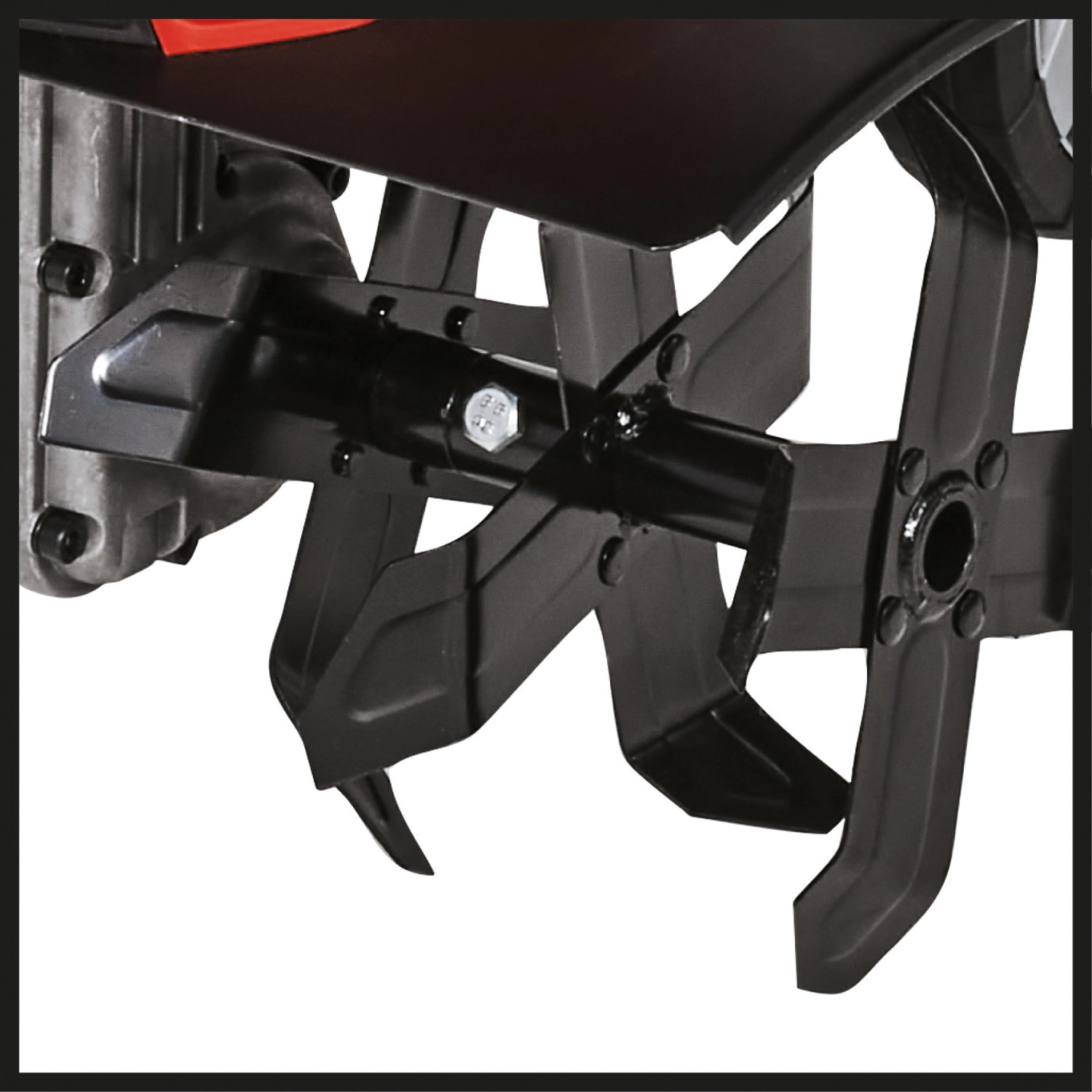 Detailaufnahme der Hackmesser der Einhell GC-RT 1545 M Elektro-Bodenhacke.