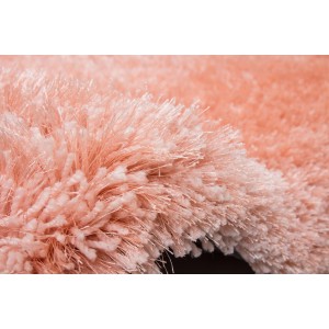 Detailansicht: Handgefertigter Hochflorteppich Lara in Pastell-Apricot. Weicher Shaggy Teppich.