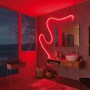 Badezimmer mit rotem Paulmann MaxLED Flow RGB LED-Streifen als Deko-Beleuchtung.