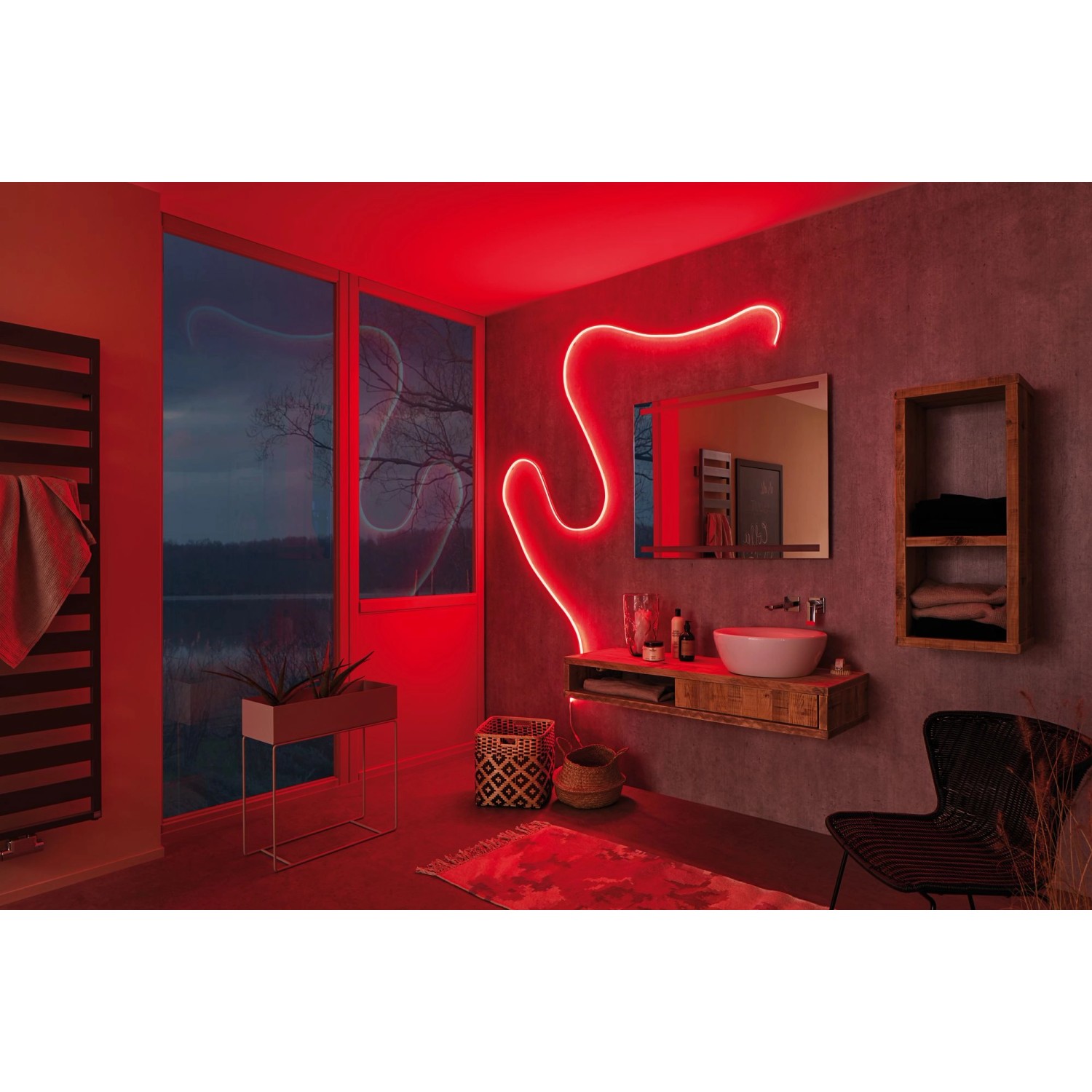Badezimmer mit rotem Paulmann MaxLED Flow RGB LED-Streifen als Deko-Beleuchtung.