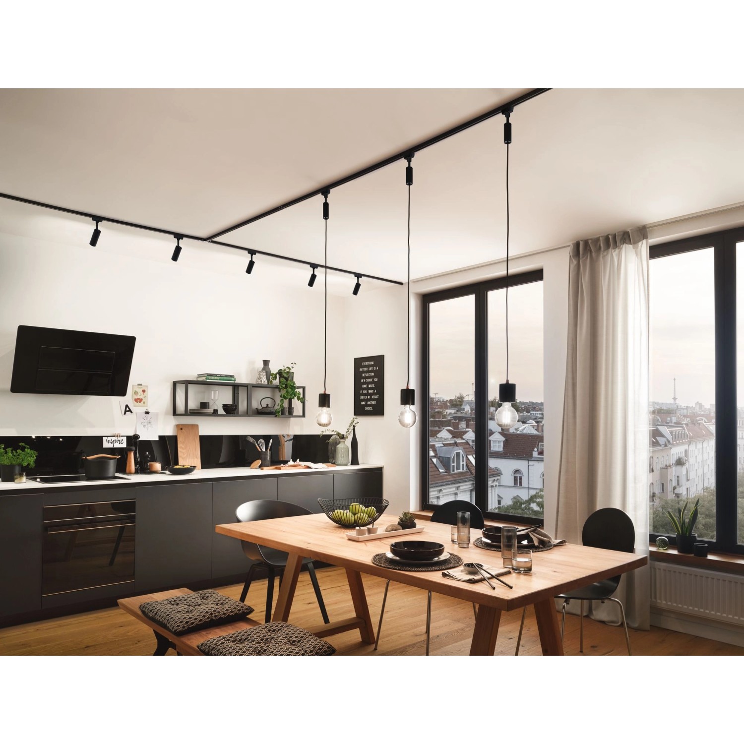 URail Schienensystem mit schwarzer Kabeleinspeisung in moderner Küche.
