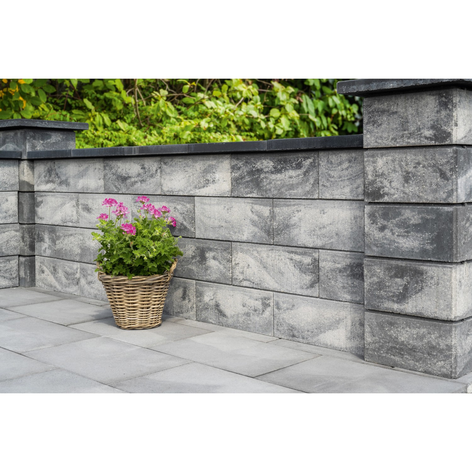 Diephaus Gartenmauer Fein, weiß-schwarz, 50x25x20 cm, mit Pflanzkorb. Mauersteine für Einfassungen und Mauersysteme.