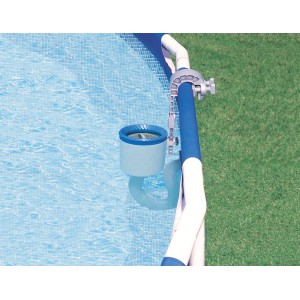 Intex Einhängeskimmer Deluxe am Poolrand befestigt, zur Reinigung der Wasseroberfläche.