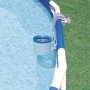 Intex Einhängeskimmer Deluxe am Poolrand befestigt, zur Reinigung der Wasseroberfläche.