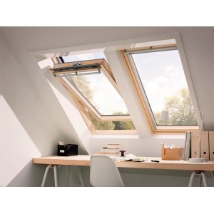 VELUX Schwingfenster Holz C02 im Dachstudio: Holzrahmen, geöffnet und geschlossen.