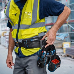 Bosch Professional Werkzeuggürtel mit Taschen und ProClick Haltern am Körper eines Handwerkers.