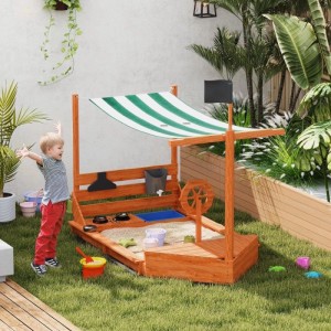 Outsunny Holz-Sandkasten Piratenschiff mit grün-weißem Sonnendach, Steuerrad und Spielküche. Kind spielt im Garten.