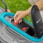 Gardena Akku-Rasenmäher: Akku wird eingesetzt. PowerMax 32/18V mit Akku und Ladegerät.