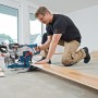 Bosch Professional GCM 8 SDE Paneelsäge im Einsatz beim Zusägen eines Holzbretts.