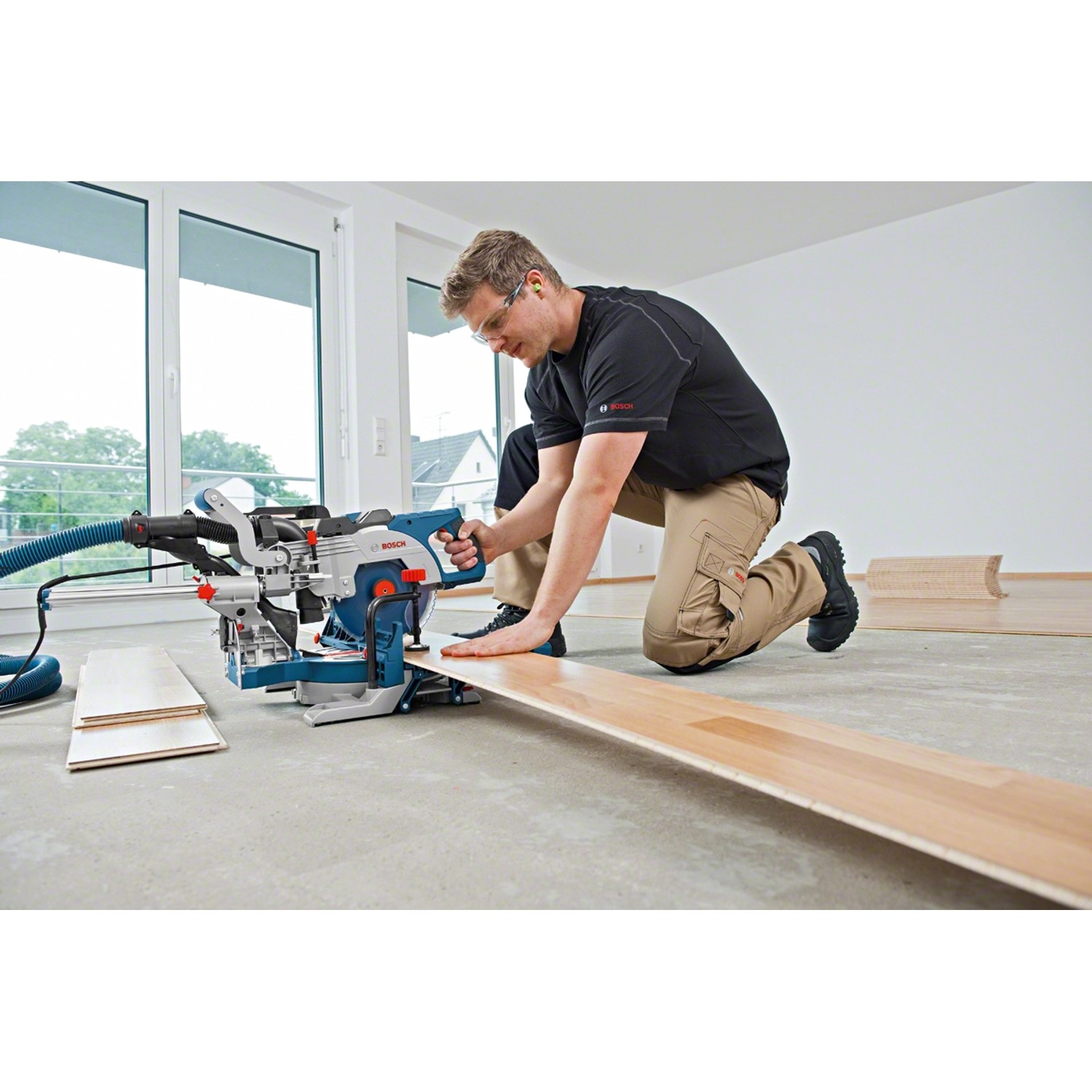 Bosch Professional GCM 8 SDE Paneelsäge im Einsatz beim Zusägen eines Holzbretts.