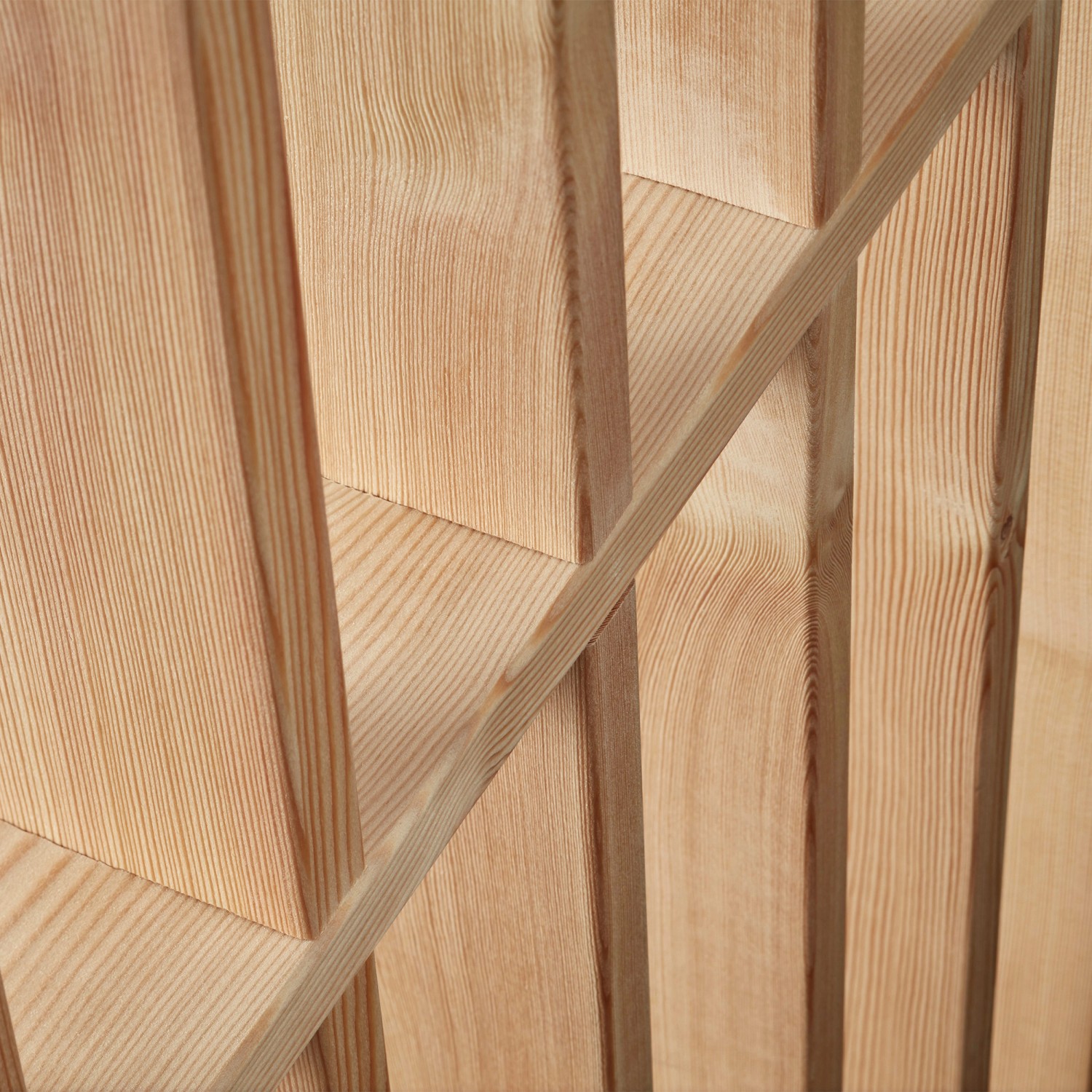 Detailaufnahme: Gutta Seitenteil Timber-Line aus Echtholz für Vordach, Holzstruktur sichtbar.