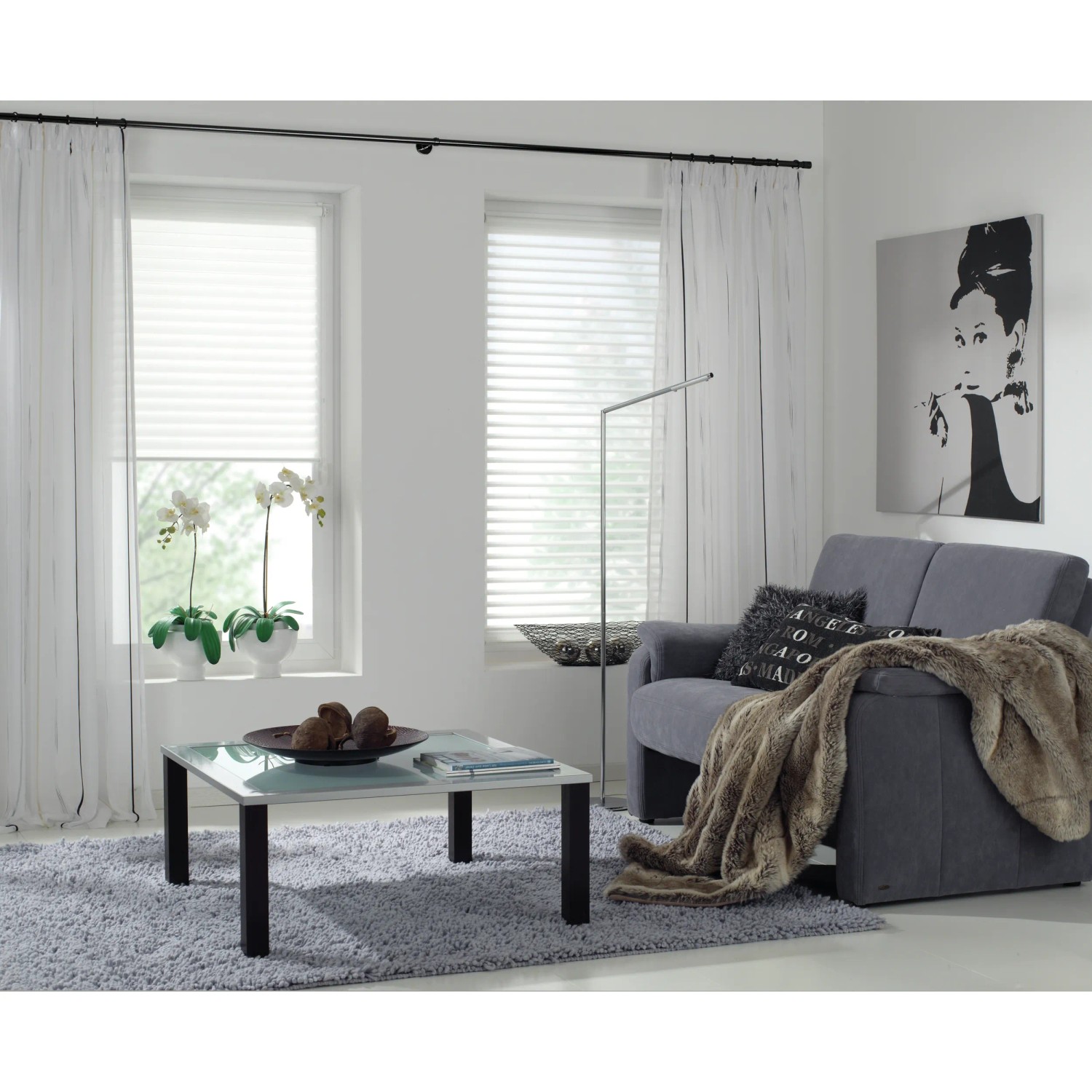 Schwarze Gardinenstange Chicago (Ø 20 mm, 160 cm) von Gardinia im Wohnraum.