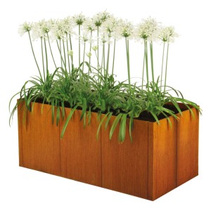 Modulares Corten-Hochbeet PANNELLO, rechteckig, mit Edelrost-Patina, bepflanzt mit grünen Pflanzen und weißen Blüten.
