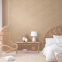 Vliestapete mit glänzendem, strukturiertem Metallic-Braun-Muster im Schlafzimmer.