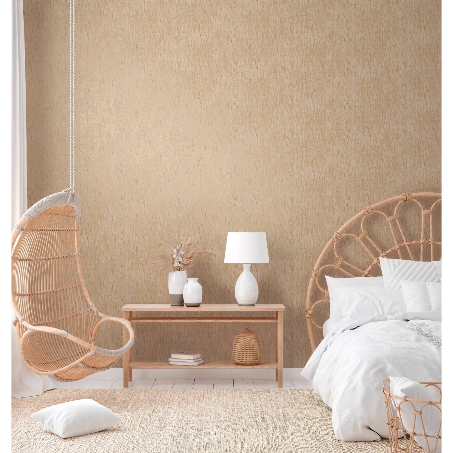 Vliestapete mit glänzendem, strukturiertem Metallic-Braun-Muster im Schlafzimmer.