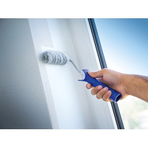 LUX Dispersionsroller 12cm in Nutzung: Farbroller mit blauem Griff streicht weiße Wand.