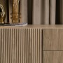 Selsey Sideboard Nolie, geölte Eiche. Detailansicht der geriffelten Tür und glatten Schubladen. Japandi-Stil Kommode.