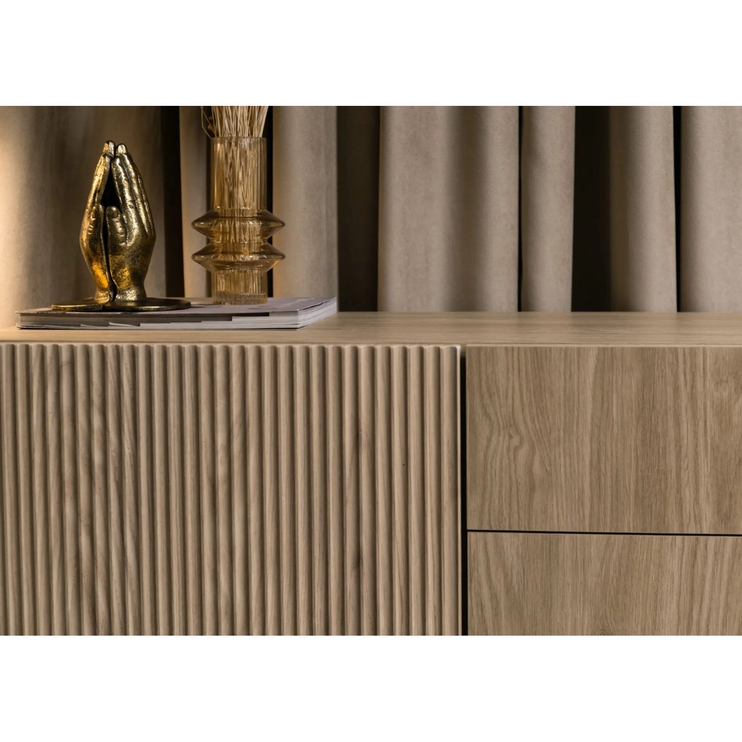 Selsey Sideboard Nolie, geölte Eiche. Detailansicht der geriffelten Tür und glatten Schubladen. Japandi-Stil Kommode.