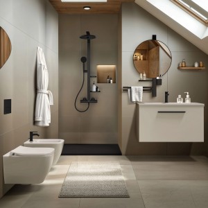 Ideal Standard Duschsystem mit Thermostat, Regen- und Handbrause, Schwarz Matt im modernen Bad.