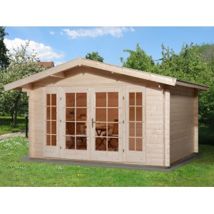 Weka Weekendhaus 137 aus Holz mit Doppeltür und Fenstern im Garten.