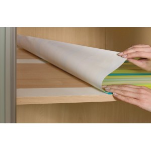 Anwendung von Tesa doppelseitigem Klebeband (10 m x 50 mm) auf einem Regal.