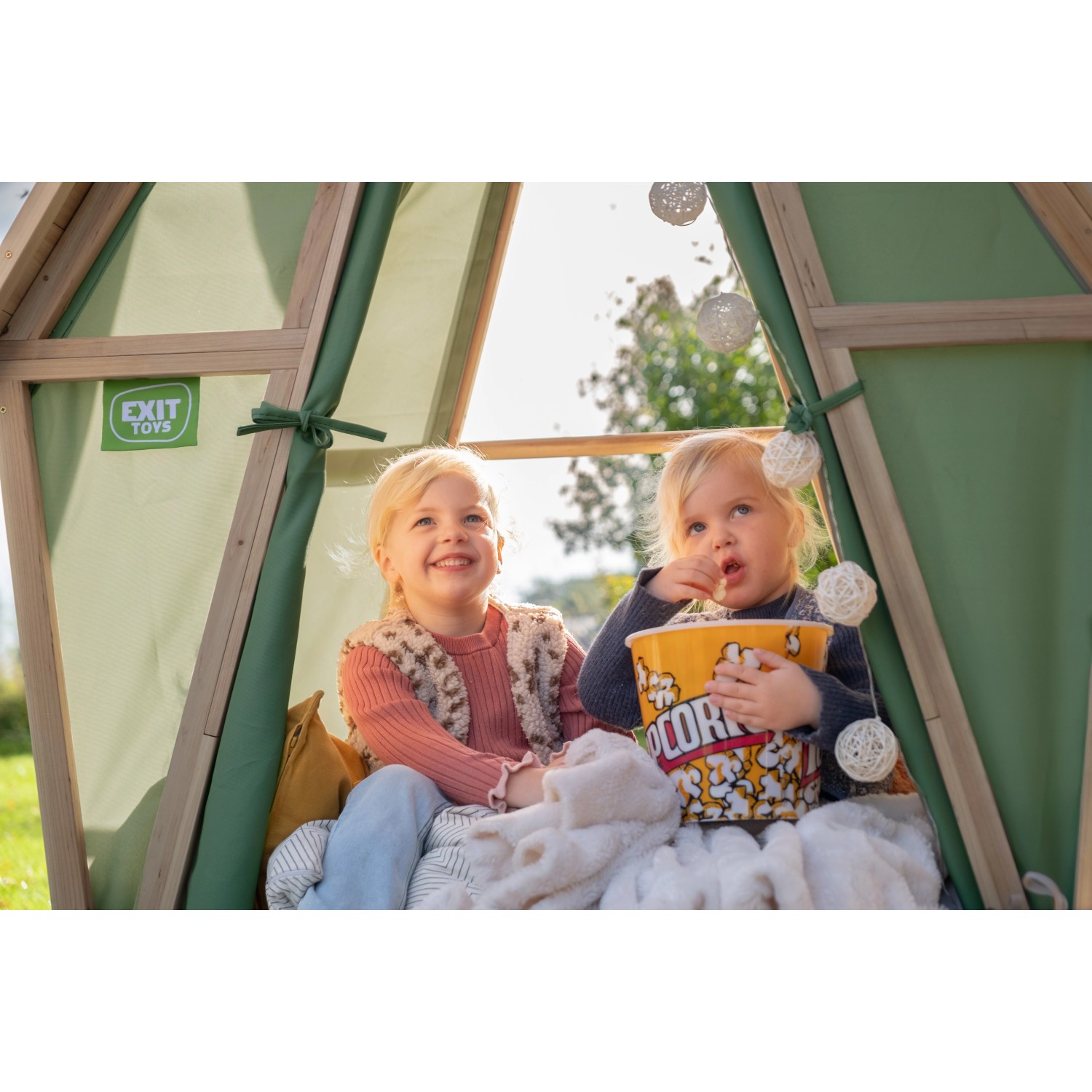 Zwei Kinder spielen im Exit Spielhaus Yuki 100 mit Popcorn. Gemütliches Spielzelt für den Garten.