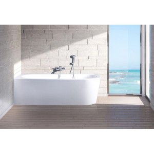 Weiße Ottofond Eck-Badewanne Modena Corner rechts aus Acryl im modernen Bad mit Meerblick.