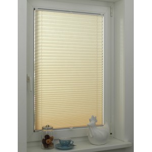 Beiges Gardinia Plissee Concept Tageslicht, 80x210 cm, am Fenster montiert.