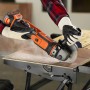 Black+Decker Akku-Winkelschleifer BCG720N (Solo, 18 V, 125 mm) im Einsatz beim Fliesenschneiden.