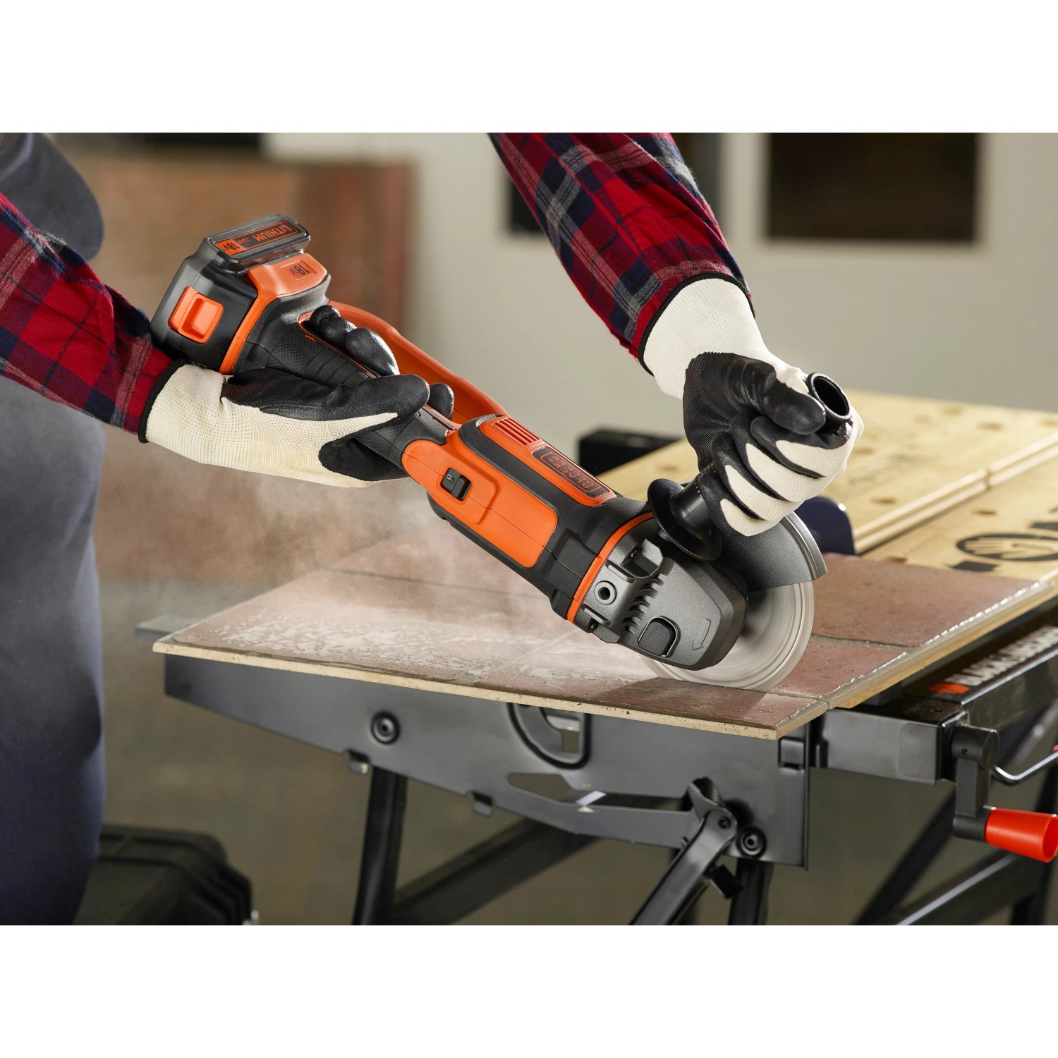 Black+Decker Akku-Winkelschleifer BCG720N (Solo, 18 V, 125 mm) im Einsatz beim Fliesenschneiden.
