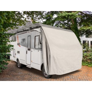 Wohnmobil mit beiger Schutzhülle gegen Frost, Schmutz und UV-Strahlung. Ca. 710 x 235 x 270 cm.