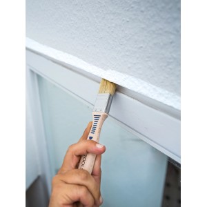Hand streicht mit LUX Flachpinsel (30mm) eine weiße Deckenkante. Ideal für Dispersionsfarbe.