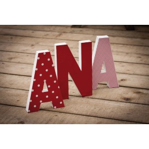d-c-fix Klebefolie Peterson Rot mit Punkten und Karomuster auf Holzuntergrund.