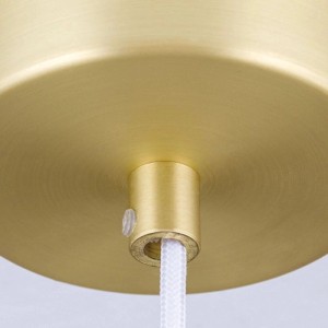 Messing-matte Deckenrosette der Orion LED Hängeleuchte mit weißem Textilkabel. Detail der Aufhängung.