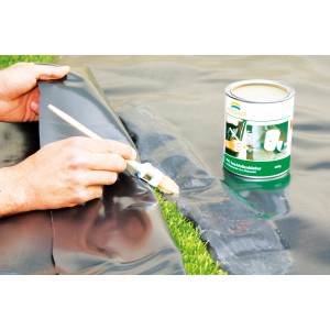 Heissner Folienkleber PVC 200g beim Verkleben einer Teichfolie mit Pinsel und Dose.