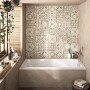 Ideal Standard Connect Air Badewanne, 170x70 cm, Weiß, in Badezimmer-Szene mit Fliesenwand.