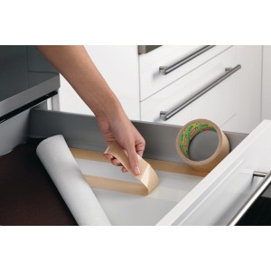 Tesa Eco Fixation doppelseitiges Klebeband in Anwendung, zum Fixieren von Gegenständen.