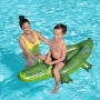 Kind auf Bestway Schwimmtier Krokodil im Pool, begleitet von Erwachsenem.