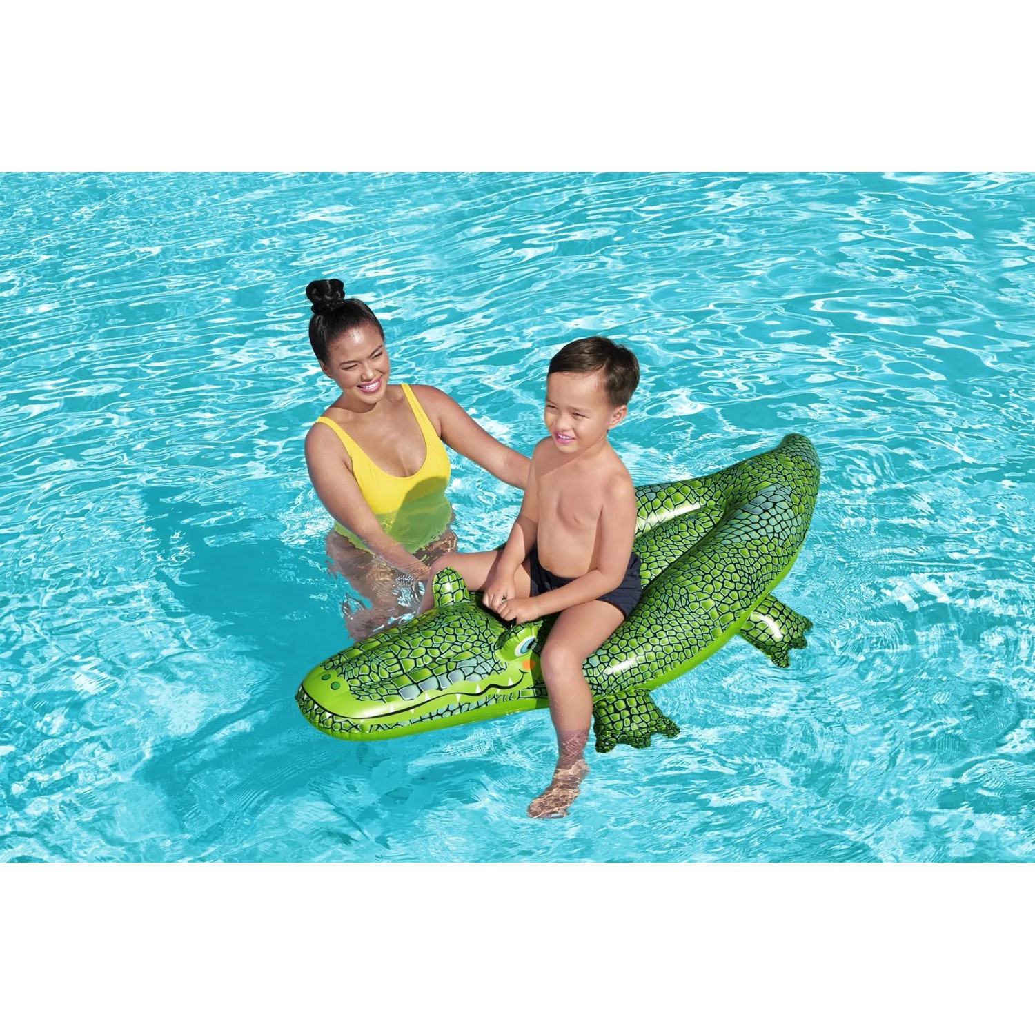 Kind auf Bestway Schwimmtier Krokodil im Pool, begleitet von Erwachsenem.
